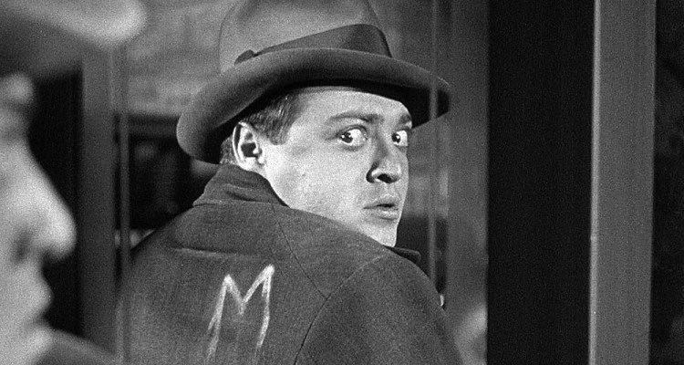 #32 - M le maudit de Fritz Lang (1932)Un tueur d'enfants, qui terrorise la ville depuis quelques temps, vient de faire une nouvelle victime. Le commissaire Lohmann multiplie les rafles dans les bas-fonds. Gênée par cette agitation la pègre décide de retrouver elle-même...