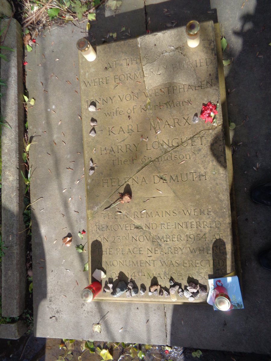 fwasserm's tweet image. Feliz cumpleaños y que las tradiciones de las generaciones pasadas ayuden a liberarnos de las pesadillas que nos oprimen.
La tumba original / La tumba actual / placa arriba de un pub recordatoria de donde vivió