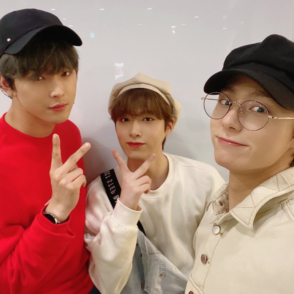 official_ONEUS's tweet photo. [#환웅] 오늘은 어린이날 배부른 세상~😊😊😊 https://t.co/XoWYUL2fMw