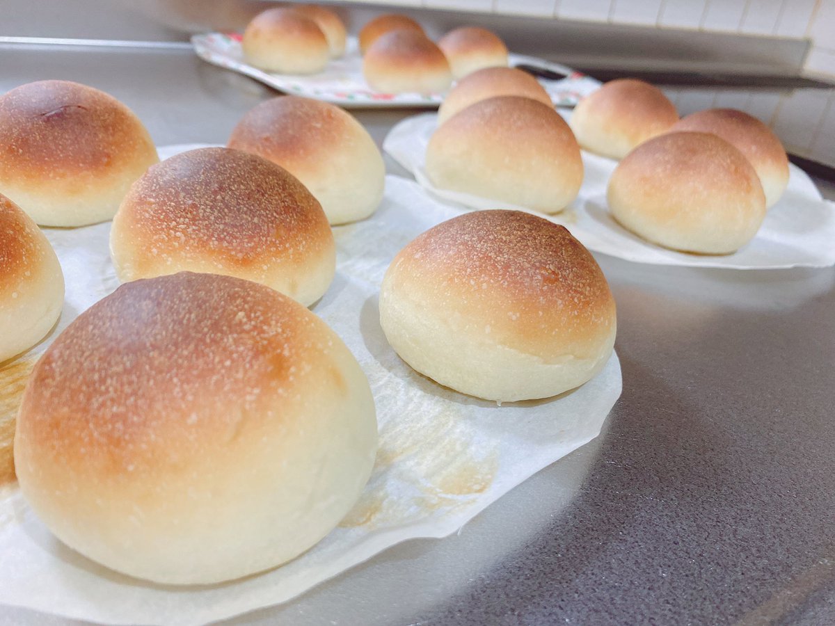 LkJc8's tweet photo. 丸パンしか焼けないパン作り初心者ですが、初心者でも作れるパンは他にありますかー！？教えてください… https://t.co/Qthst46W4v