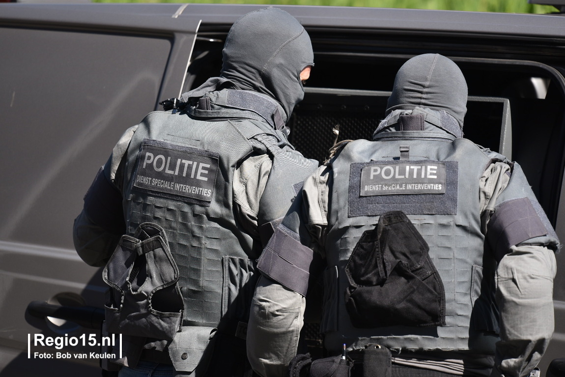 ONLINE: het #arrestatieteam #DSI ingezet bij aanhouding verwarde man op de #JaapHoekdreef #DenHaag..