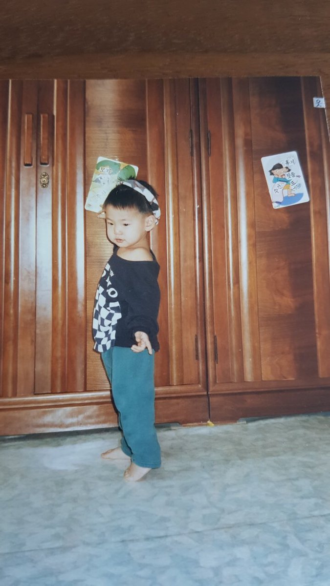 คือโดยองใจดีมากๆ ㅠㅡㅠ โดยองบอกว่า ‘ถ้าน่ารักมากๆแล้วก็อยากจะอวดกัยคนนู้นคนนี้มากๆ ถึงแม้ lysn จะห้ามเอารูปออกมาแต่ว่า (ผม)ให้เอาออกได้ครับ คึๆๆๆ’