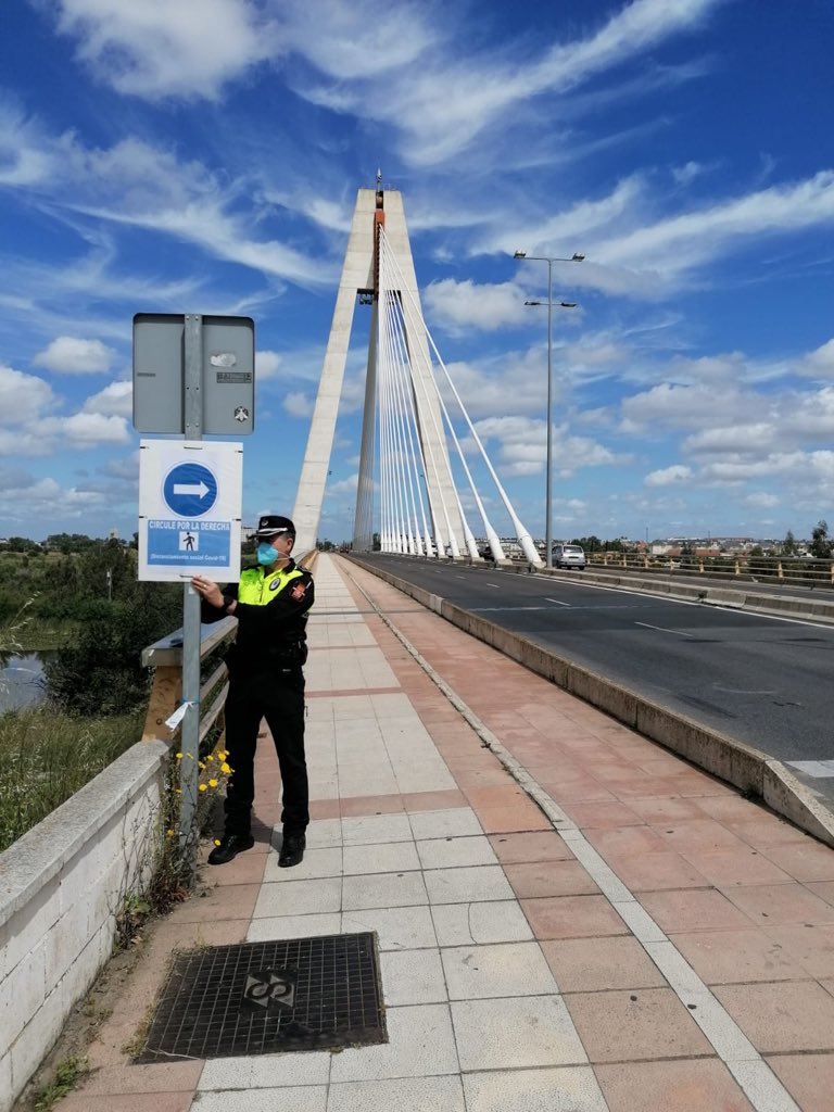 GIAPOL_'s tweet photo. Señalizados los itinerarios peatonales del Puente Real, Puente de la Universidad, Puente de Palmas, Puente de la Autonomía, Paseo Fluvial, Av. De Entrepuentes y Circunvalación de Reina Sofía, estableciéndose el tránsito por la derecha según el sentido de la marcha. #Badajoz https://t.co/4WjDjuY24w