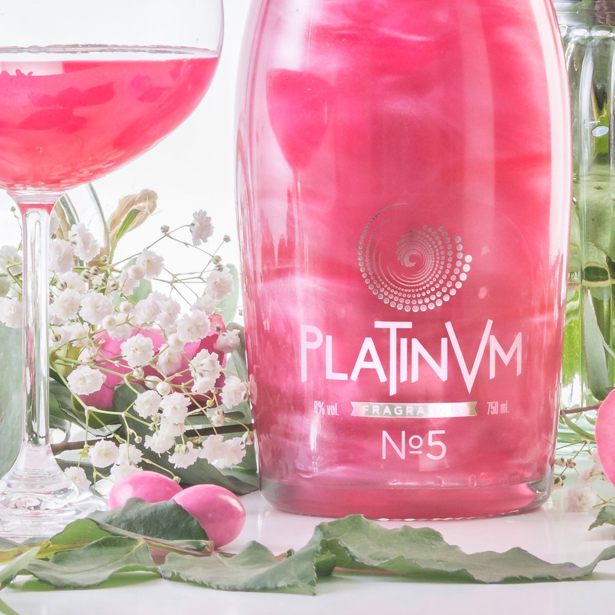 platinvmspain's tweet photo. 🍓🌿🥂Los aromas son claves para nuestro bienestar y hoy hemos decidido hacer un poco de "aroma terapia" con nuestro #espumoso #Platinvm nº5. En este cóctel vínico la dulzura de las fresas se une con el toque fresco de la menta, creando un perfume muy original que vibra de pasión https://t.co/ouYvfqN3V3