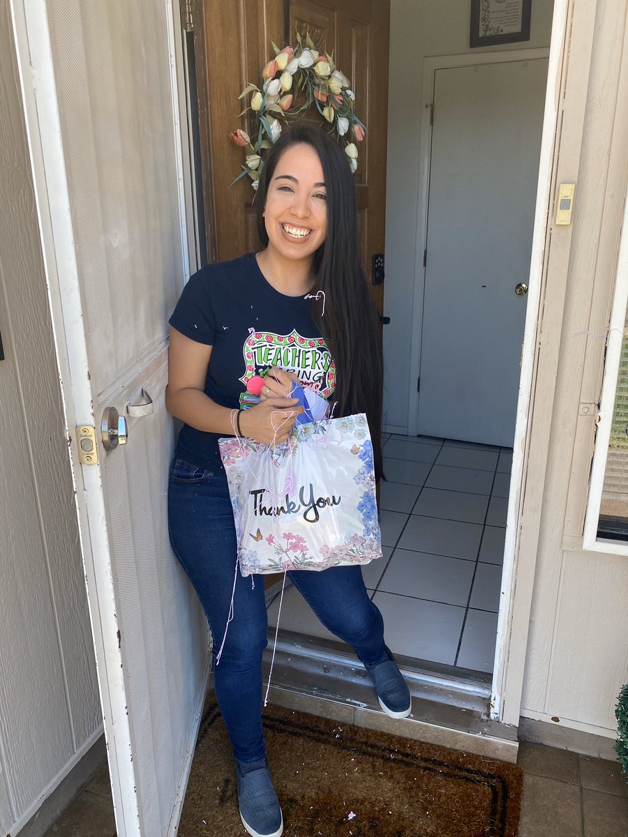 LChaparro_MRES's tweet photo. My bucket was filled with joy! Thank you admin for being always so thoughtful with your teachers ❤️ 👩‍🏫  #TeamSISD #MissionExcel https://t.co/SEvVsTOI9V