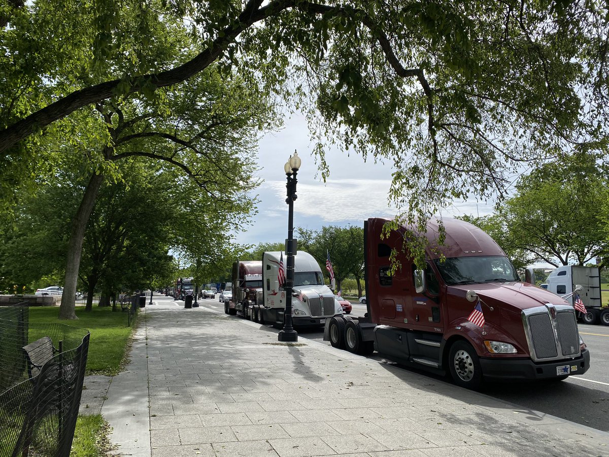 AlexiaTarare's tweet photo. I feel for America’s truckers. It’s sad that they feel the only way to get fair pay &amp; safe working conditions is to put themselves &amp; others in danger by protesting @ the White House. Please don’t forget about respecting healthcare workers while you’re protesting! #COVIDー19 #DC https://t.co/RvqWeUjUME