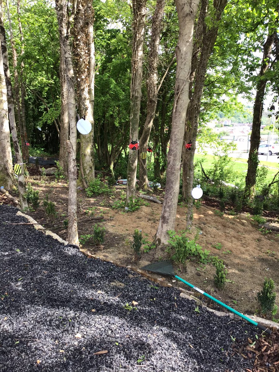 TonLowerSchool's tweet image. Creating mini beasts to brighten up our forrest #hubschool #gettingcreative