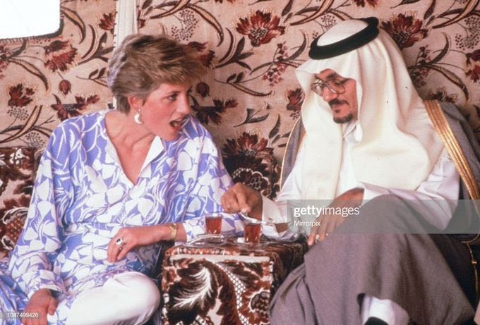 ip37_'s tweet image. ممكن نشرب شاي ونسولف ؟
الاميره ديانا تحتسي الشاي مع الامير تركي الفيصل في رحله بريه عام 1989 اثناء زيارتها لسعودية