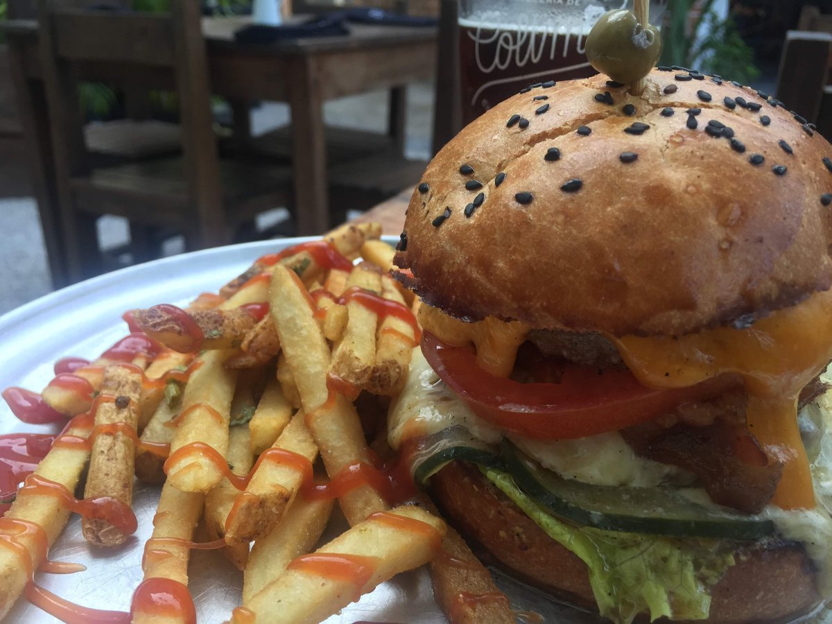 Elyza_Beth_'s tweet image. #ComunidadPoderosa una de las mejores hamburguesas que he probado están en playa del Carmen. 
MU.burger house. 🤤