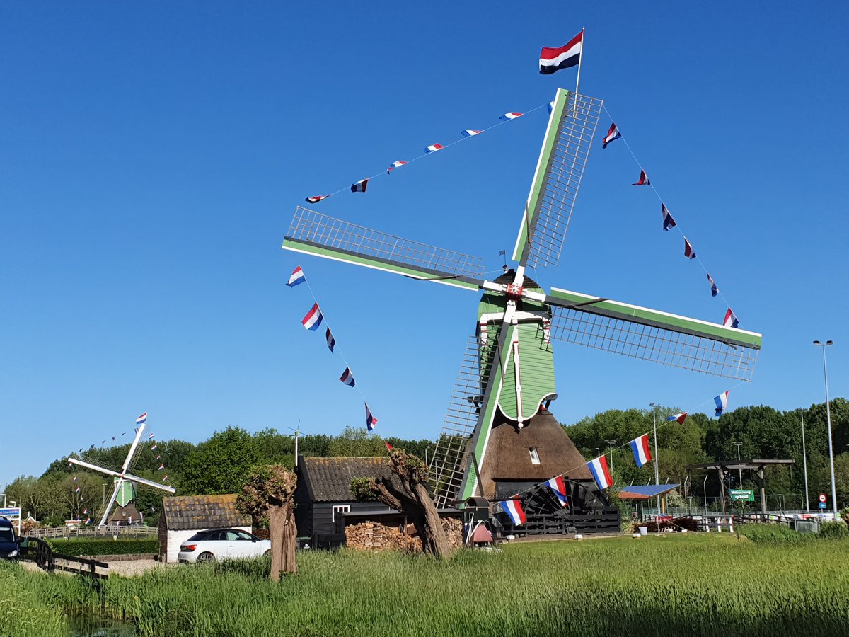 Bevrijdingsdag wilde ik dit jaar zeker niet onopgemerkt voorbij laten gaan. Gelukkig met hulp de molens in de vlaggen weten te krijgen wat een fantastisch gezicht is geworden. #bevrijdingsdag #molens #Schiedam #Gorinchem