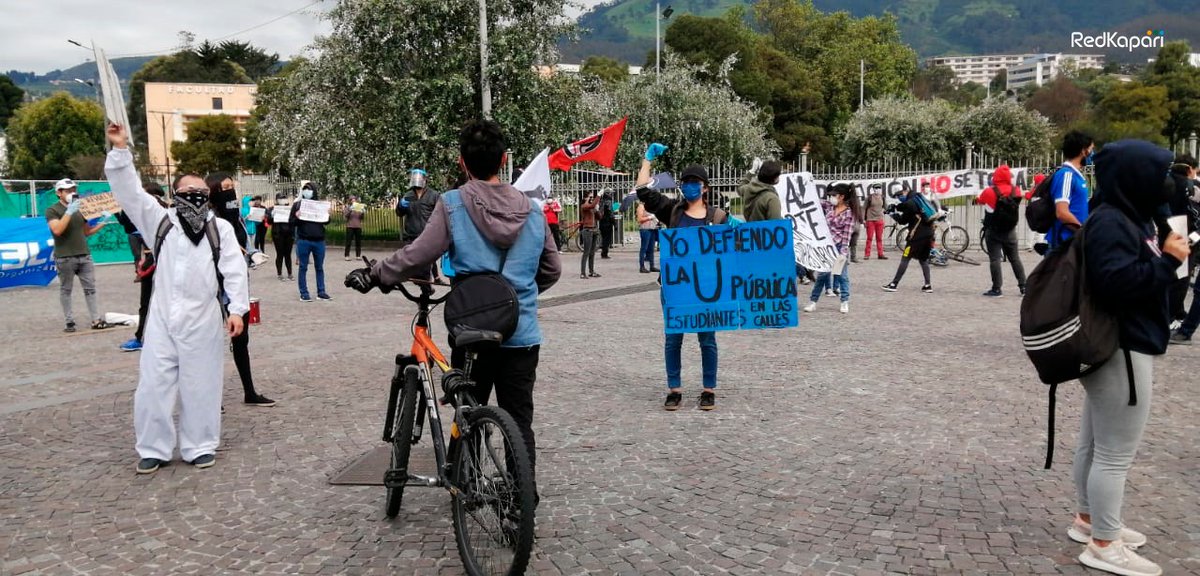 RedKapari's tweet photo. #NOalRecorte | Plantón en defensa del presupuesto de la Educación Pública se desarrolla con la presencia de estudiantes, docentes y trabajadores en exteriores de la @lacentralec.
Se respetan todas las normas de distanciamiento y prevención.
#HuelgaEducativaEc
#TodosSomosLaU https://t.co/AjY3I8qAkS