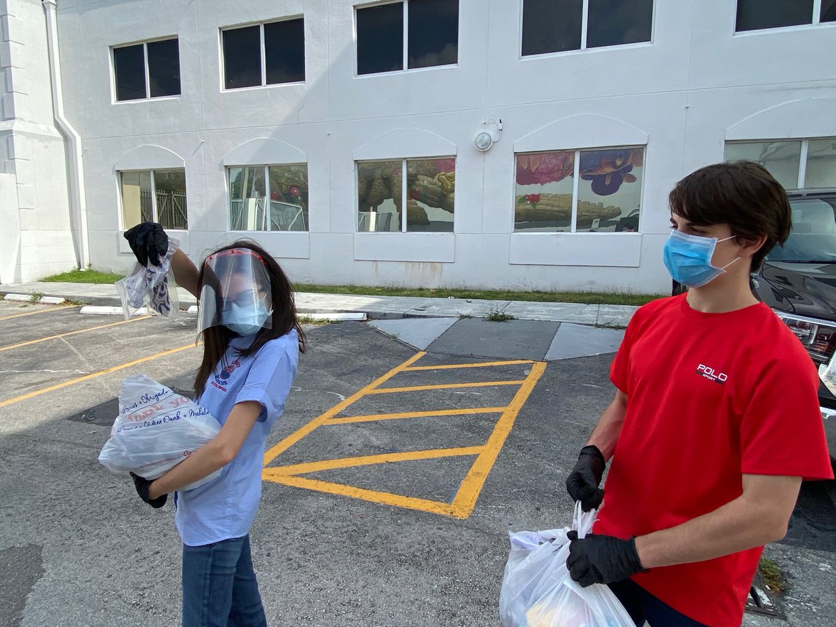 MiamiBeachBots's tweet photo. Our team distributed our #3Dprinted #faceshields at the @MiamiBeachNews food distribution event! https://t.co/IDrnWgKolg