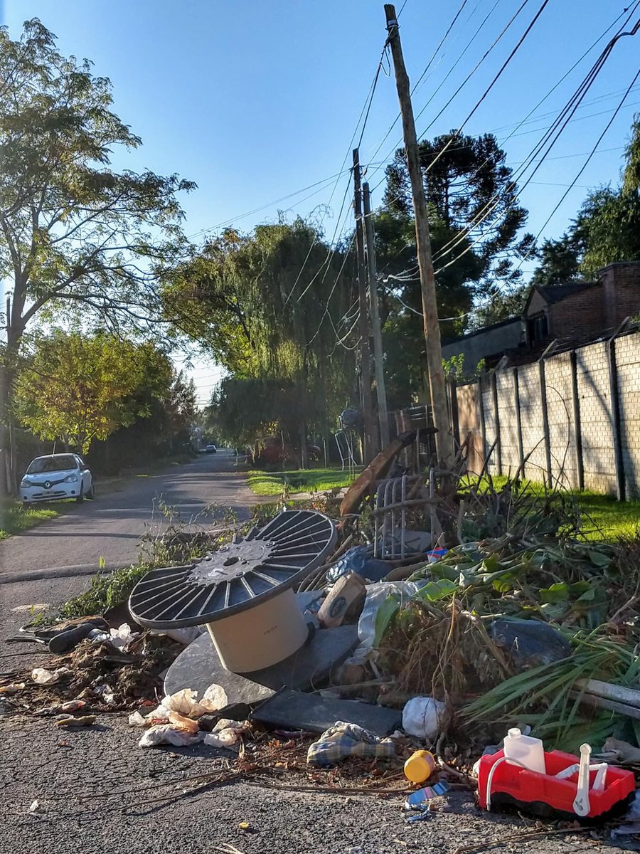 posicionpilar's tweet photo. PILAR ABANDONADO 😪

Algunas de las imágenes que comparten los vecinos hartos de la ausencia de @MunicipioPilar 

Un escenario que se repite en todos los Barrios de Pilar, ramas, basura y desidia.

Pedimos a @FedericoAchaval ponga manos a la obra en los Barrios, no solo al KM50. https://t.co/5Exq3cfCrc