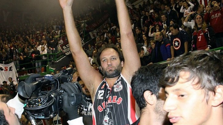 SantaFeBasket's tweet photo. #EnelRecuerdoSFB
Quién es ❓
Pistas 
✔Ascenso con @ClubQuilmesMdP en 2013 del TNA a la @LigaNacional
✔Jugó en @FirmatFBC y @olimpiabbcvt entre otros.
✔Actual entrenador de un club que participó en la #CopaSantaFe. nucleado en la #Venadense

#SFB https://t.co/48CX9OEGV9