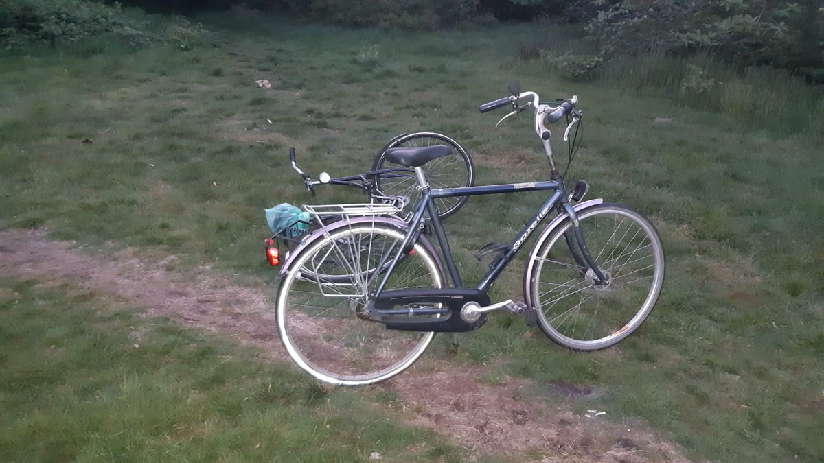 POL_Emmen's tweet photo. Eigenaren van deze fietsen &amp; rugzak gezocht! Jullie hadden zo'n haast toen wij bij de Kleine Rietplas in Emmen kwamen, dat jullie deze zijn vergeten mee te nemen! Wij zijn de minsten niet en hebben de fietsen op slot gezet voor jullie :) Sleutels zijn af te halen op bureau Emmen. https://t.co/Y1pkKHbffo