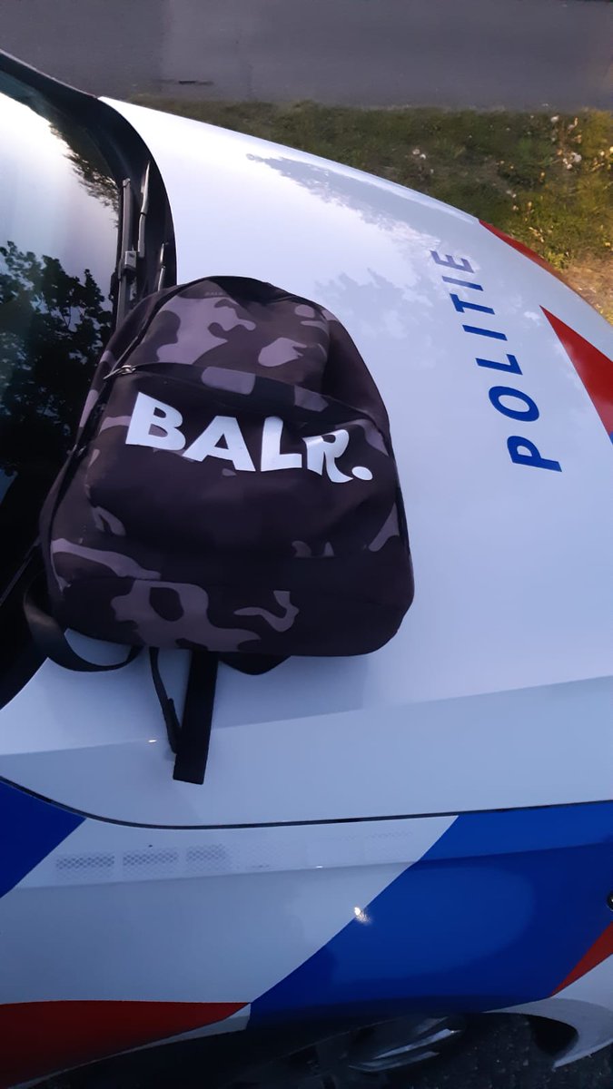POL_Emmen's tweet photo. Eigenaren van deze fietsen &amp; rugzak gezocht! Jullie hadden zo'n haast toen wij bij de Kleine Rietplas in Emmen kwamen, dat jullie deze zijn vergeten mee te nemen! Wij zijn de minsten niet en hebben de fietsen op slot gezet voor jullie :) Sleutels zijn af te halen op bureau Emmen. https://t.co/Y1pkKHbffo