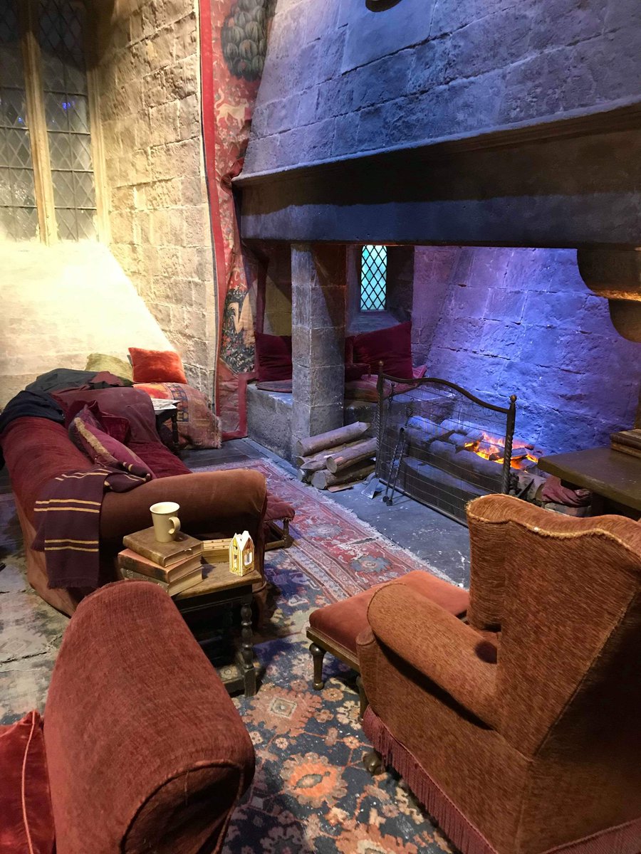 La salle commune de Gryffondor et la cheminée là où Sirius va apparaître pour parler à Harry #HarryPotter