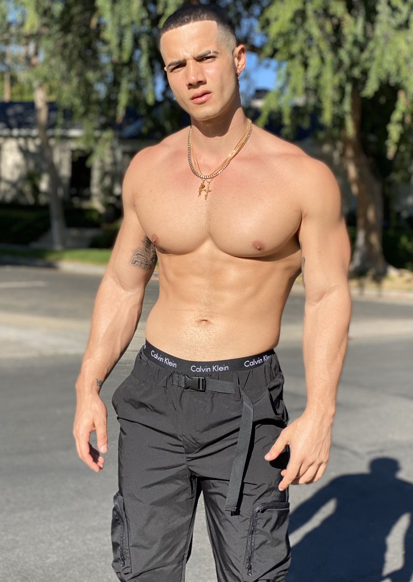 itsofficialjt's tweet photo. scaring my neighbors 🦍 https://t.co/Nwe5GIGZLc