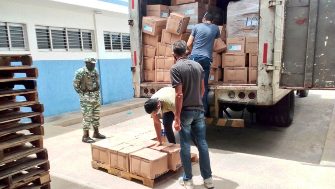 ivssoficial's tweet photo. #Hoy | Cumpliendo con las políticas de protección social para nuestro pueblo, se recibie dotación de insumos para la Unidad de Hemodiálisis Dr. Edgar Moglia.#PorUnSeguroMasSocial #EscudoBolivarianoAntimperialista  @magallyvina @NicolasMaduro https://t.co/tO1PAUKMKB