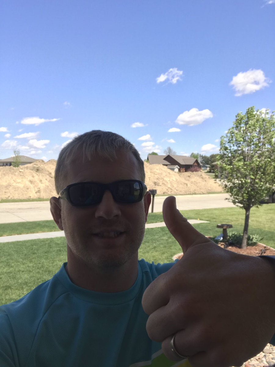 DerekKeasling's tweet image. It was a windy day out on the road today. 🌬 🌬 🏃 

Don’t let that stop you from getting out there and putting in the #FitnessChallenge2020 miles!! @AuroraHuskies. 

@AuroraMiddlePE