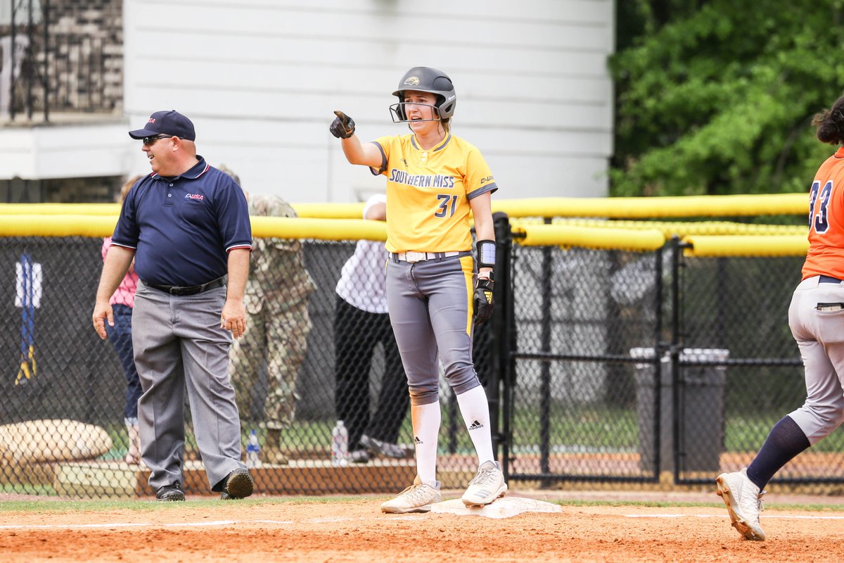 A 𝙧𝙚𝙙𝙨𝙝𝙞𝙧𝙩 𝙨𝙚𝙣𝙞𝙤𝙧 from 𝙎𝙞𝙡𝙫𝙚𝙧𝙝𝙞𝙡𝙡, 𝘼𝙡𝙖. and the GIF Queen of college softball! 👑

Thanks for everything that you have given our program the past five years, @detaylor21! 👏

#SMTTT🦅