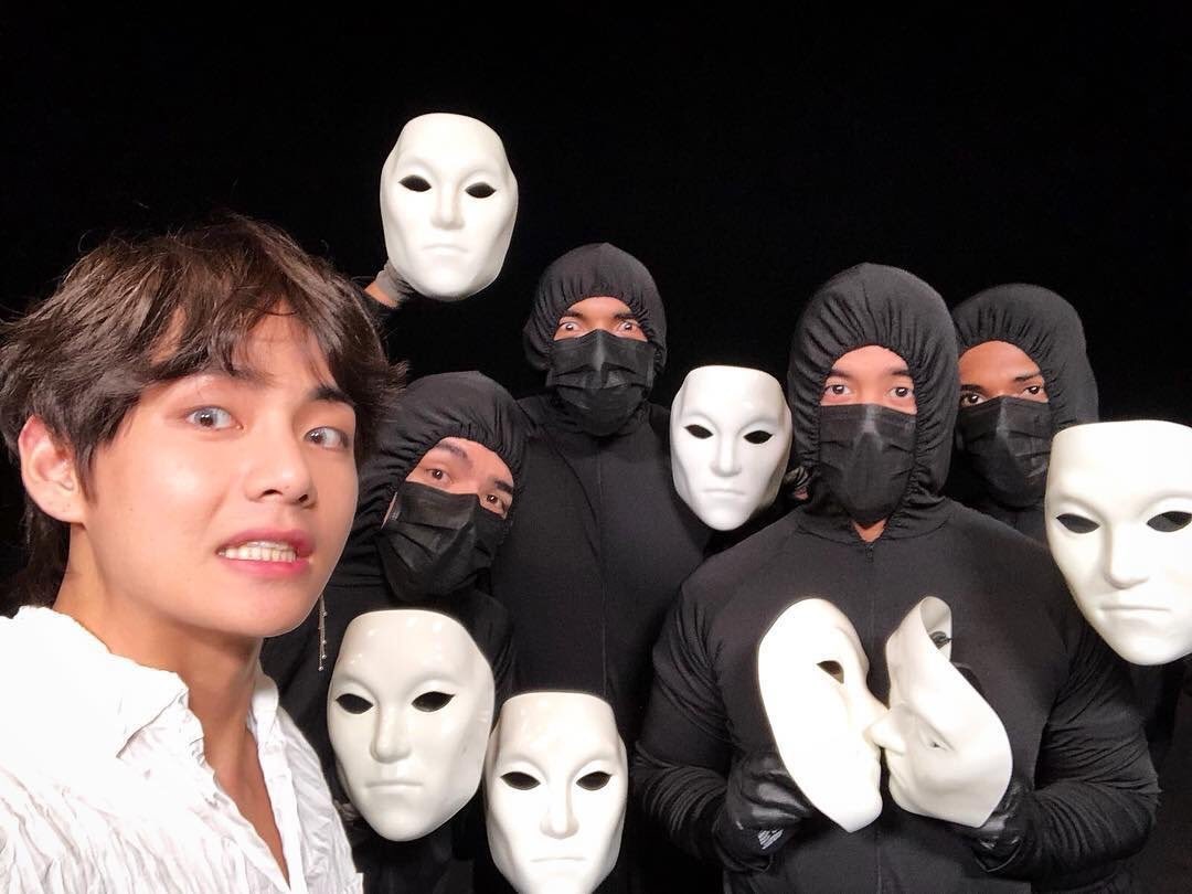 Remember when Joon said on Fancafe how Taehyung went out with the dancers of Singularity to eat & played with them