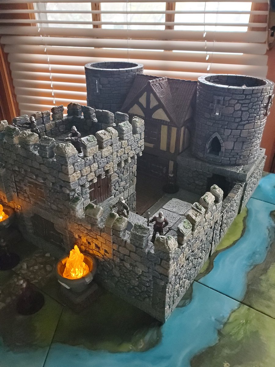 FortuitousBob's tweet photo. Fingers crossed.
I don't own any castle pieces proper (save for those crenelations I got from a used place), so it's all built from a few small towers and all City Builder parts.
Hopefully this fort will find itself with a proper Gatehouse after this.
#WinDF #dwarvenforge https://t.co/c8jzrtsi4n