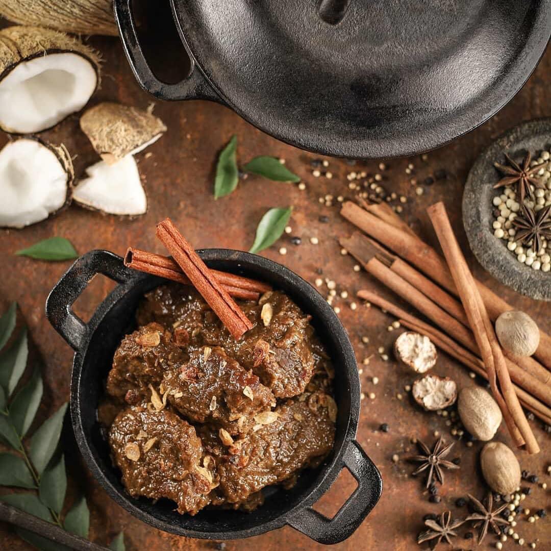 Selain pempek dan pindang, malbi juga tak kalah populer di Palembang. Malbi merupakan makanan khas Palembang yang tampilannya menyerupai rendang, tapi berasa manis seperti semur. Namun, malbi lebih kaya rempah, membuat citarasanya sangat spesial.
>>