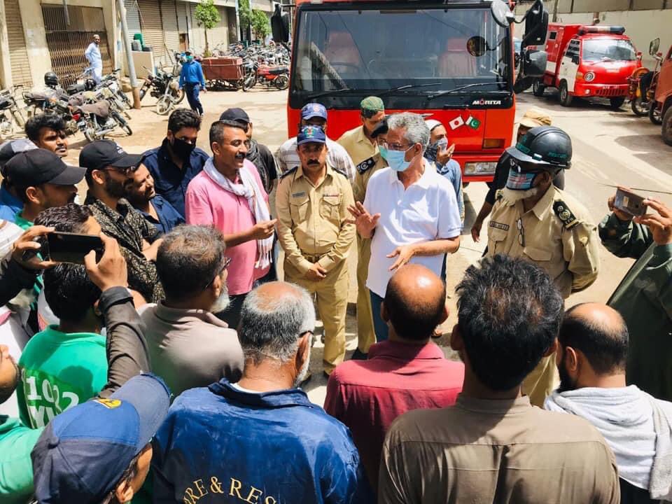 wasimakhtar1955's tweet photo. #Visited #IIChundrigarRoad, near State Bank of Pakistan Head Office, to monitor the operation of extinguishing the fire at the #BusinessCenterBuilding. https://t.co/HtnpMIeOuF