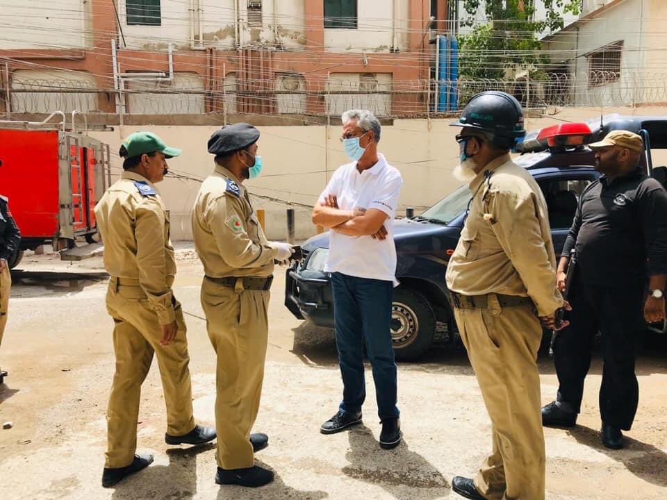 wasimakhtar1955's tweet photo. #Visited #IIChundrigarRoad, near State Bank of Pakistan Head Office, to monitor the operation of extinguishing the fire at the #BusinessCenterBuilding. https://t.co/HtnpMIeOuF