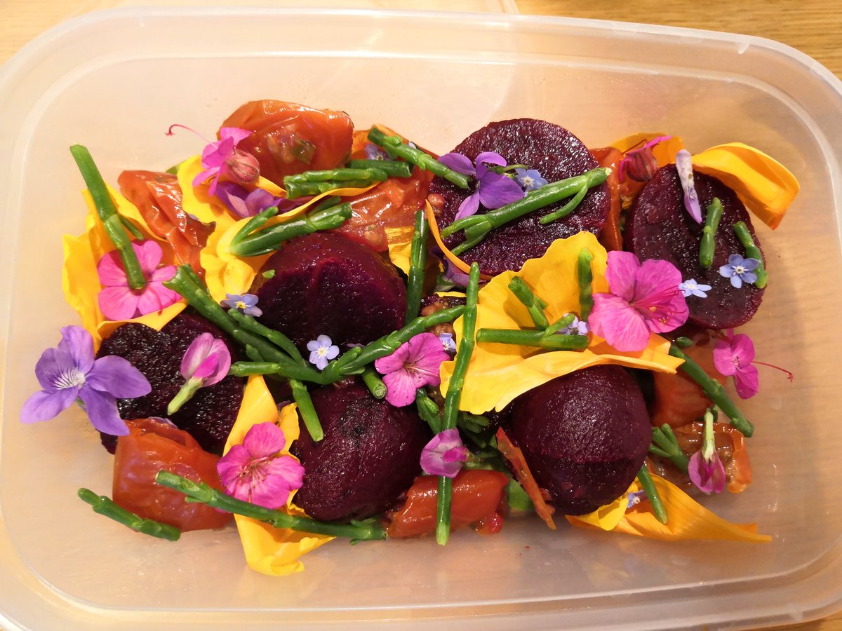 outdoor_gems's tweet photo. One way to brighten up the work day.....
Foraged lunch straight from our garden and footpath by the house! π± πππΏ
#vegan #veganfood #Yummy #carbonfootprint #foraging #ForagersKitchen #wildfood #wildflower #getoutsideinside https://t.co/RHRWd1N6Pl