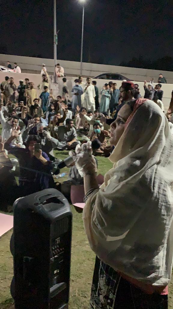 sanaejaz2's tweet photo. پښتنو وروڼو راسره نن لاسونه پورته کړل   په  پېښور لاريون کښې او ژمنه ىې اوکړه، چې ترهګر (که به هره نامه وي) به په خپله خاوره نه پرېږدي. چنده به ورکوي. د ډيورنډ د پولۍ دواڼه اړخ ته مېشته افغانانو له به سولئيز ژوند غواړي. جابر ته به جابر او ظلم ته به ظلم وائى
#PTMWorldWideProtests https://t.co/ftmKsVHy5L