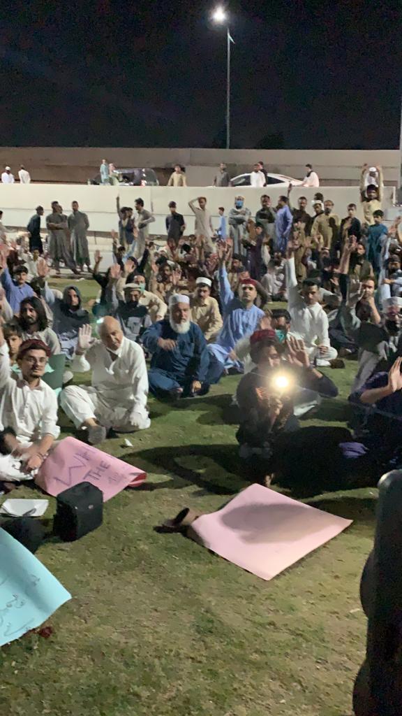 sanaejaz2's tweet photo. پښتنو وروڼو راسره نن لاسونه پورته کړل   په  پېښور لاريون کښې او ژمنه ىې اوکړه، چې ترهګر (که به هره نامه وي) به په خپله خاوره نه پرېږدي. چنده به ورکوي. د ډيورنډ د پولۍ دواڼه اړخ ته مېشته افغانانو له به سولئيز ژوند غواړي. جابر ته به جابر او ظلم ته به ظلم وائى
#PTMWorldWideProtests https://t.co/ftmKsVHy5L
