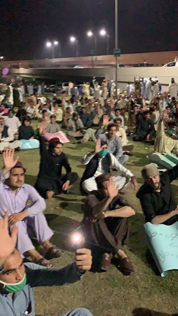 sanaejaz2's tweet photo. پښتنو وروڼو راسره نن لاسونه پورته کړل   په  پېښور لاريون کښې او ژمنه ىې اوکړه، چې ترهګر (که به هره نامه وي) به په خپله خاوره نه پرېږدي. چنده به ورکوي. د ډيورنډ د پولۍ دواڼه اړخ ته مېشته افغانانو له به سولئيز ژوند غواړي. جابر ته به جابر او ظلم ته به ظلم وائى
#PTMWorldWideProtests https://t.co/ftmKsVHy5L