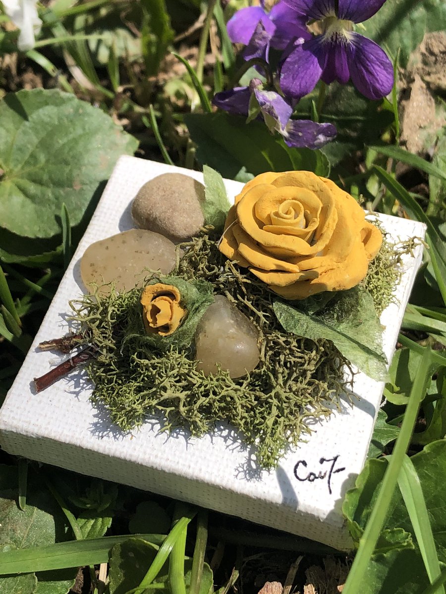 ctupperart's tweet photo. Been having a lot of fun with sculpting lately. New tiny collage magnet up in the shop! ☀️ | https://t.co/wVwC74E2dI 

#etsyupdate #artoftheday #collageart #roses #handmadegifts https://t.co/3RycKkgkZJ