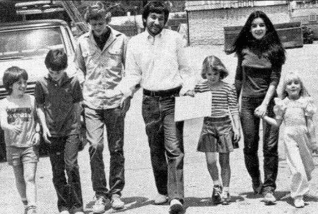 I never knew E.T and Poltergeist were once the same script called ‘Night Skies’. The original story was about alien visitors terrorising a suburban family. Apparently some aspects of the script also went on to inspire Gremlins as well. This photo is just as crazy...