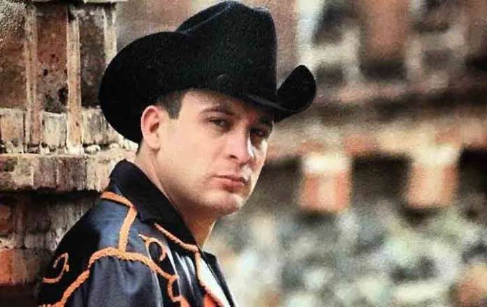 PauIzumi's tweet photo. Porque literalmente una sola persona me lo pidió. Ahí les va el hilo de como murió traicionado la leyenda sonorense o como todos lo conocen: El Gallo de Oro Valentín Elizalde https://t.co/ir1CchV5hE