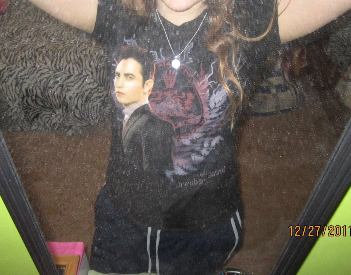 HaileyRiane's tweet photo. me: twilight is super cringey/funny now that im not 12

*midnight sun is finally announced*

me: https://t.co/rtDfvLkIm7