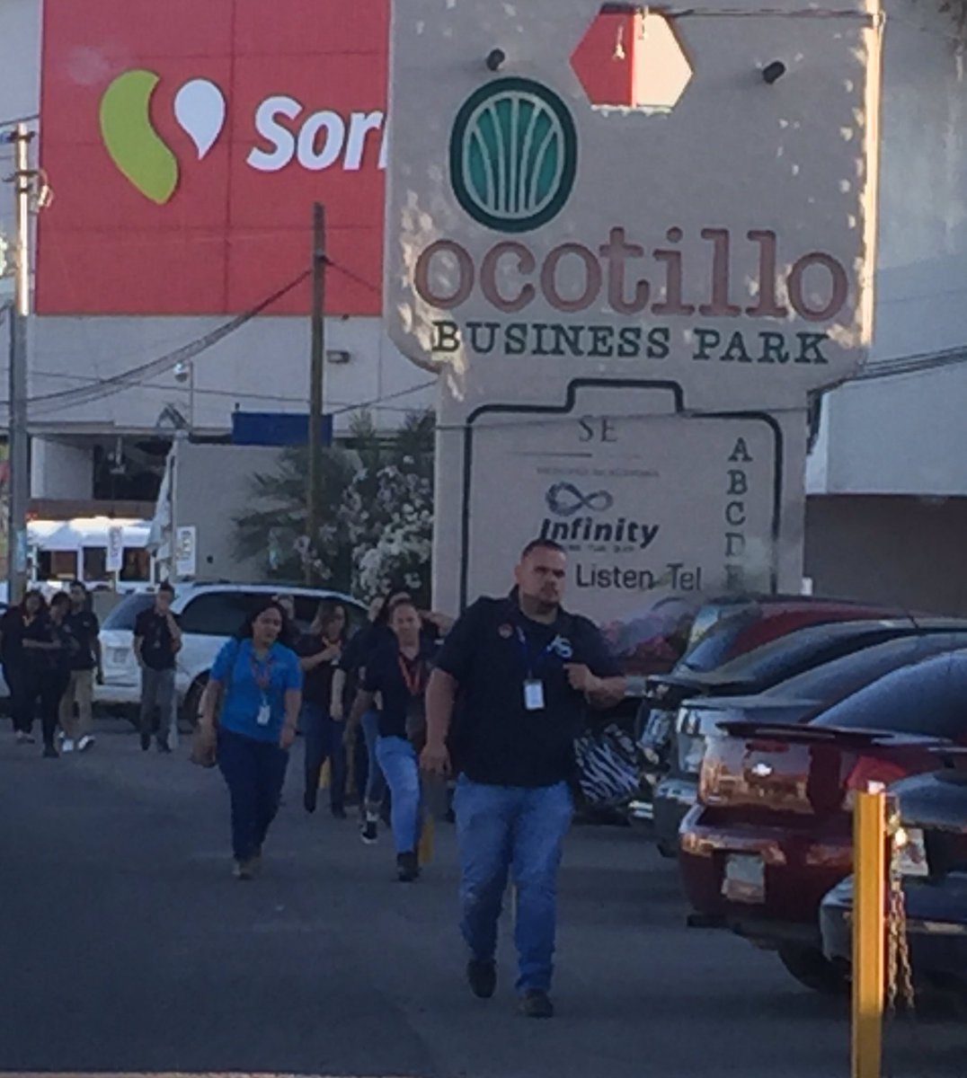 MartinHolguin's tweet photo. La importancia de ser parejos... Les dejo mi columna de hoy en @elimparcialcom...

https://t.co/C83Aphcj3s ... La foto fue tomada ayer en una maquiladora. Cero protección y seguridad... https://t.co/2N9gwD89of