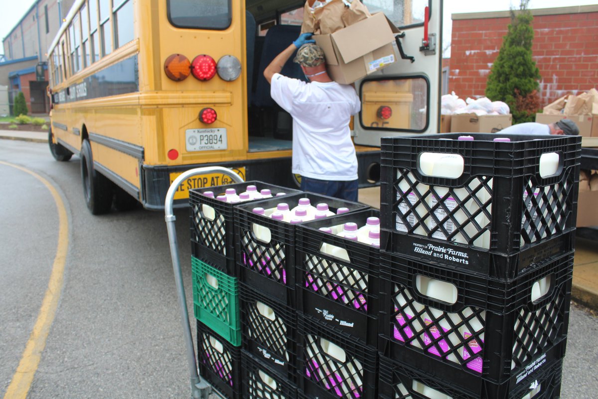 MetcalfeSchools's tweet photo. 🚌Food Delivery Day🚌
It's food delivery day for students in Metcalfe County... even in the rain! A BIG THANKS to everyone who helps us pack and deliver more than 17,000 breakfasts and lunches to our children. #TogetherMetcalfe #TeamKentucky #MetcalfeHornetsEver #LLOTL https://t.co/zMRXR1savG
