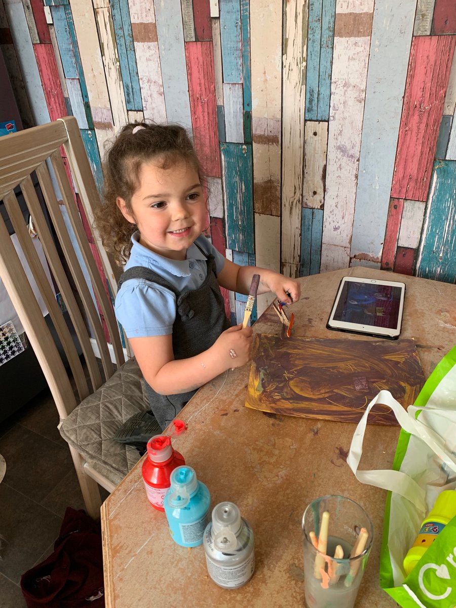 HeatherEllwood3's tweet photo. @NursHolyFamily 
Finishing of the plane she made at school xx https://t.co/q1APnvWcOJ