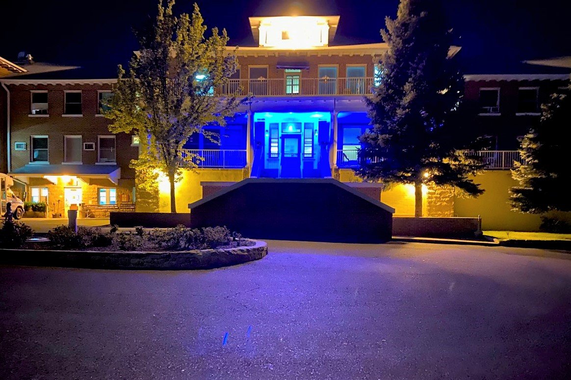 SarahRose789's tweet photo. Arizona's Pioneer Home in Prescott #LightAZblue Across the state, blue lights shine brightly as Arizona said “thank you” to all those serving on the frontlines in the fight against COVID-19 #LightAZblue #AZtogether Thank YOU to the amazing staff working at the AZ Pioneers Home! https://t.co/91XdUG1NVo