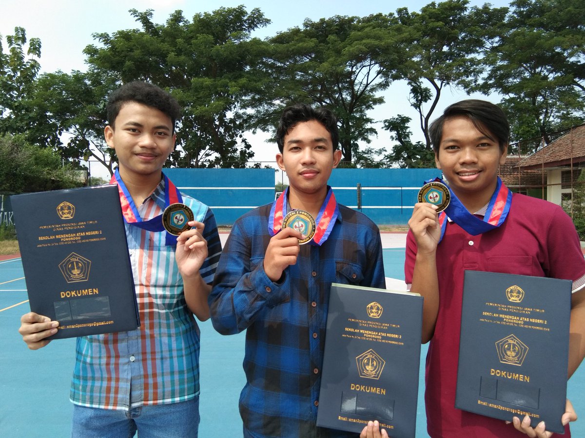 pembacahatii's tweet photo. Alhamdulillah, sudah selesai semuanya. Kecuali hubungan silaturahmi.
Teringat waktu dikelas bahasannya kosnpirasi mulu 😂 dan selalu ribut masalah musiknyang diputar (karena beda selera)😂
#lulussma
#2020berkata
#angkatancorona
#angkatan2020 https://t.co/Sex02h0nsw
