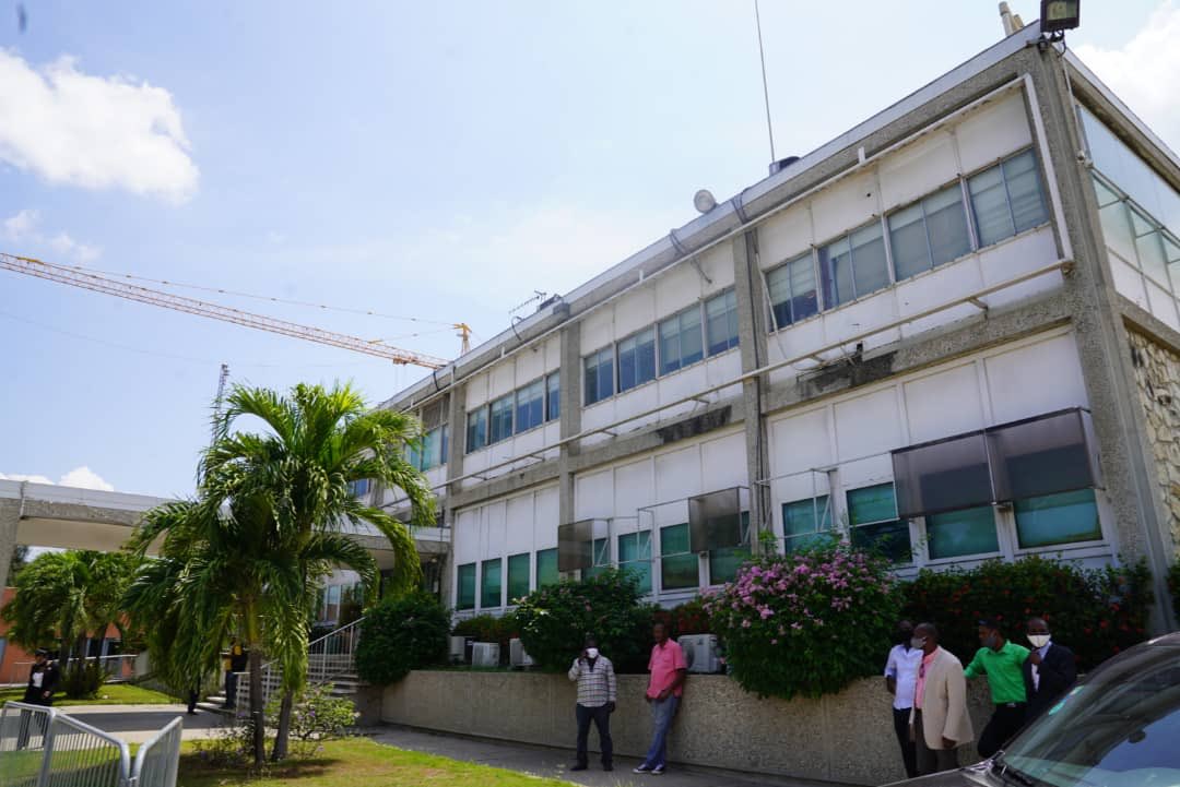 JoutheJoseph's tweet photo. Je visite les locaux de la #Primature au Bicentenaire ce mardi. J’ai décidé de regagner mon bureau d'ici la semaine prochaine. Certains travaux de réparation doivent commencer sous peu. #securite #PNH @UCLBP @MJSPHaiti https://t.co/0aCPf85zdM
