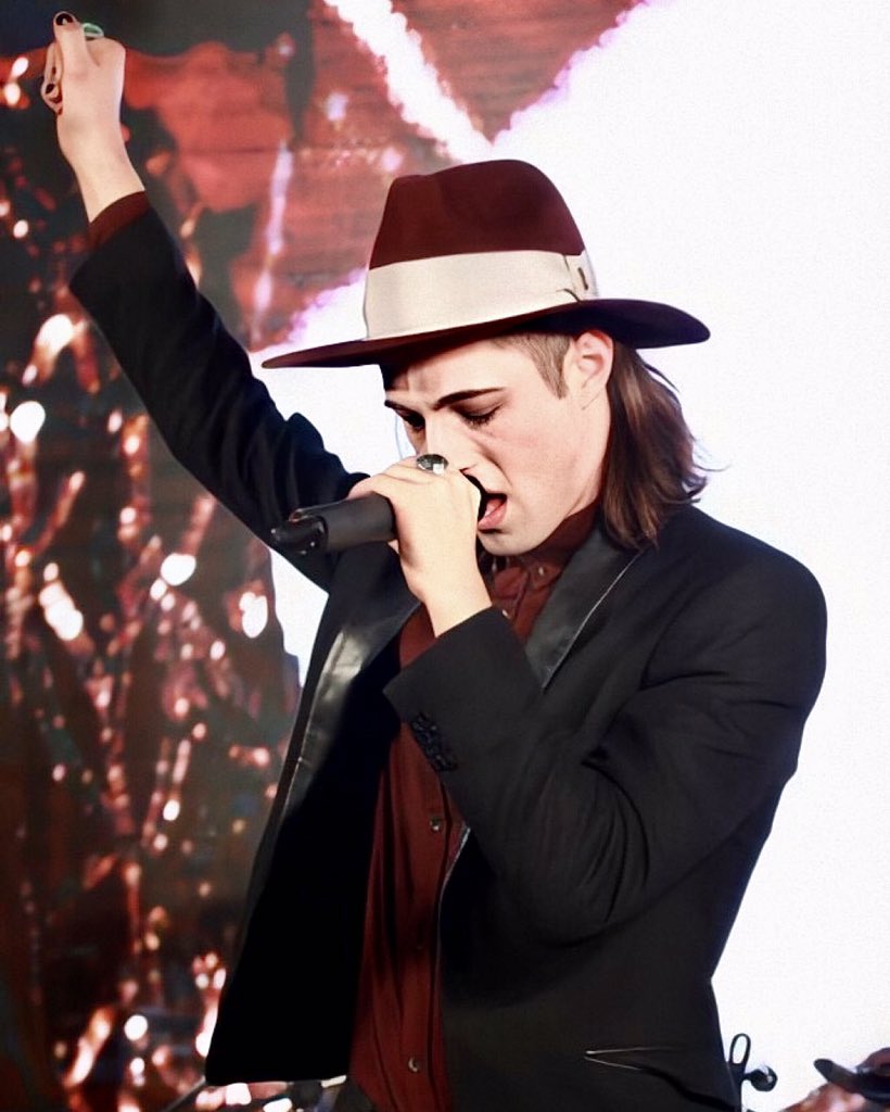 ManeskinFanClub's tweet photo. Damiano for @intesasanpaolo. ✨💫
—
#maneskin #ilballodellavita #måneskin #thisismåneskin #måneskinofficial #mofc #ilballodellavitatour #måneskinofficialfanclub #xfactor #xfactor2017 https://t.co/5O0utsiQyo
