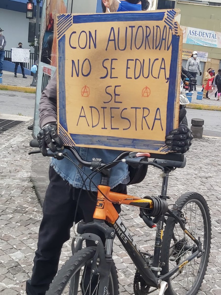 Natali_Angulo_M's tweet photo. Presentes!
Adelante, adelante universidad.
#QuelaUnopaguelaCRISIS 
#UniversidadPublica 
#plantonPorLaU https://t.co/YaUfyF6Cwg