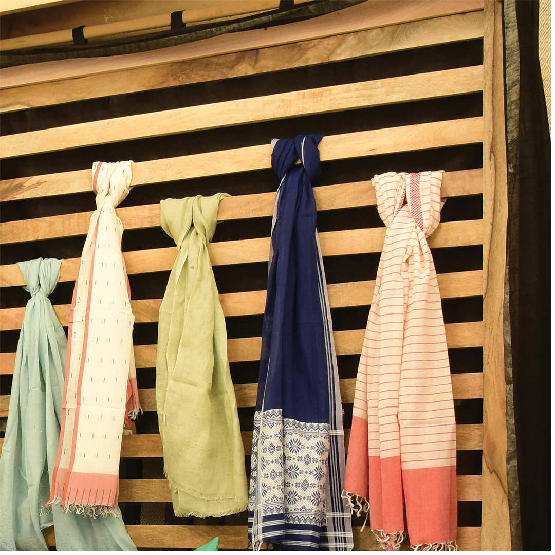 kalapunj's tweet photo. Stunning Stoles that will steal your heart away..
Hand woven with 100%cotton pure mal material.
#Stoles #FashionStatement #IndianArtisan #Kalapunj #MadeinIndia #handmade #fashiongarment #textileart #summerfashion #malmaterial https://t.co/viYj4Z34V3
