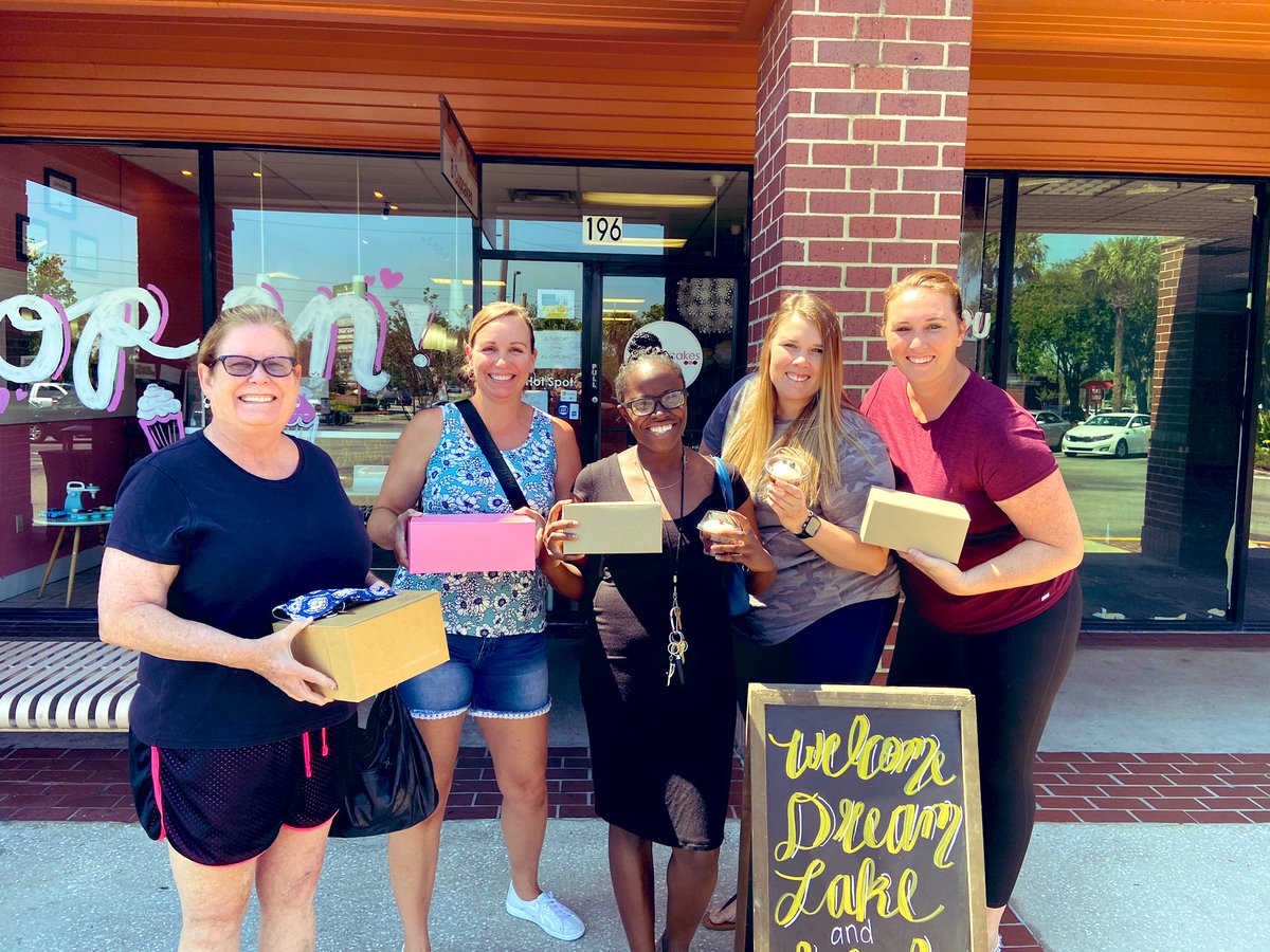 Owen_OCPS's tweet photo. Thank you @ClentonMartin for our sweet treat!! We are feeling appreciated and full! 🧁 @DreamLakeApopka @GrowinWithOwen @CounseloratDLE @MelissaGreenhi2 #TeacherAppreciationWeek2020 #BsCupcakes https://t.co/HAL8QCKX6E