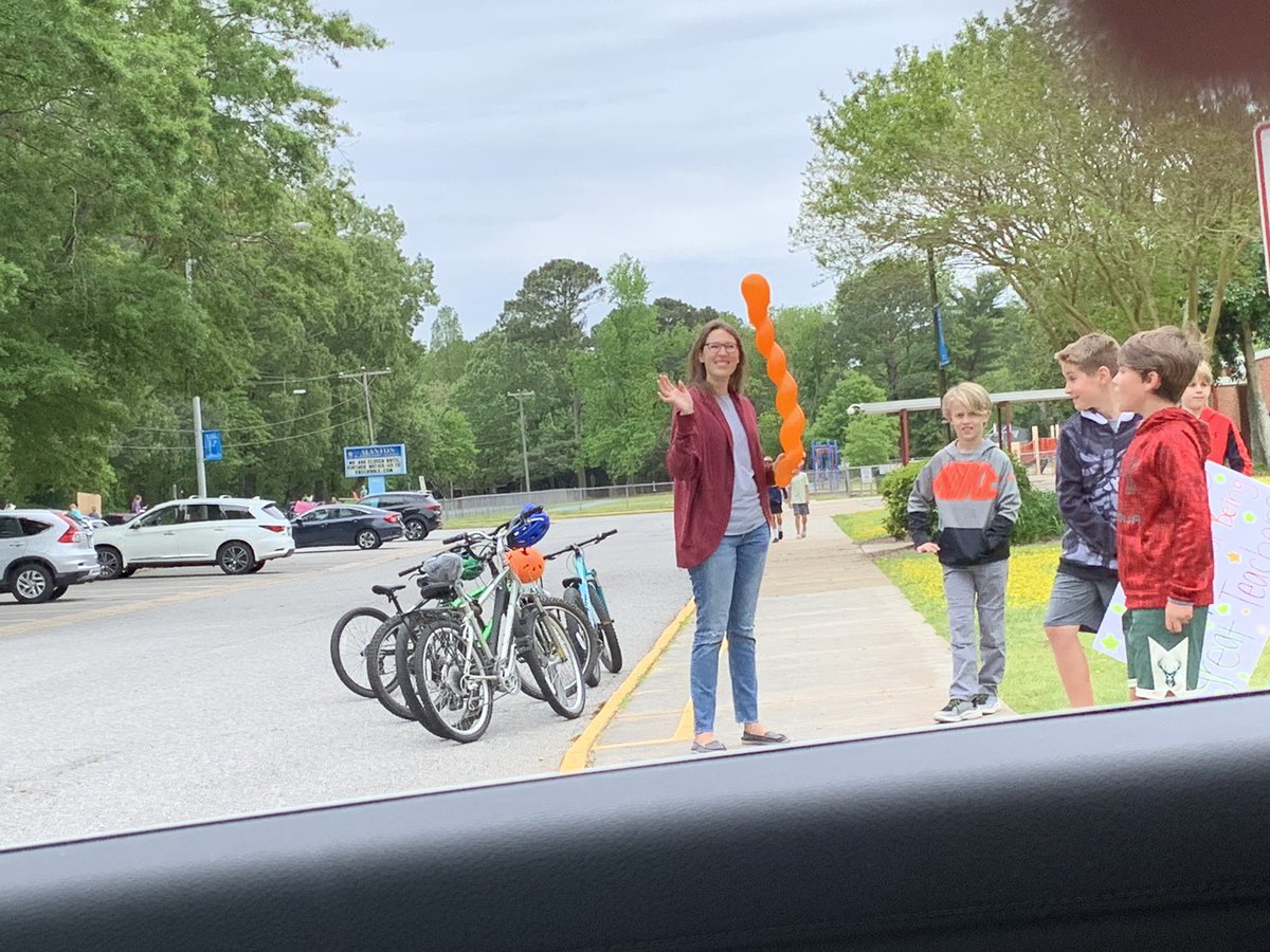anchorgalEDU's tweet photo. Feeling Appreciated!  Thanks @AlantonAstros @twinjamom @AstrosPTA for the great drive thru lunch!! It was soooo good to see the Alanton Astros lined up in their cars to greet us. @BeachSupe #HappyTeacherAppreciationWeek #VBAkwaysLearning https://t.co/fNwkdJjGaC
