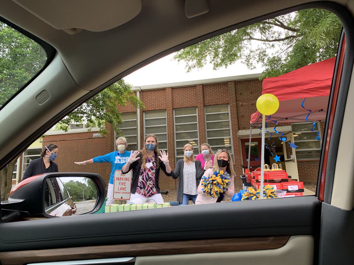 anchorgalEDU's tweet photo. Feeling Appreciated!  Thanks @AlantonAstros @twinjamom @AstrosPTA for the great drive thru lunch!! It was soooo good to see the Alanton Astros lined up in their cars to greet us. @BeachSupe #HappyTeacherAppreciationWeek #VBAkwaysLearning https://t.co/fNwkdJjGaC